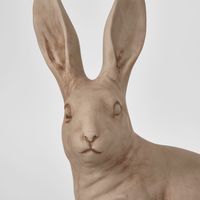 Henry Hare Sitting / Small / Brown