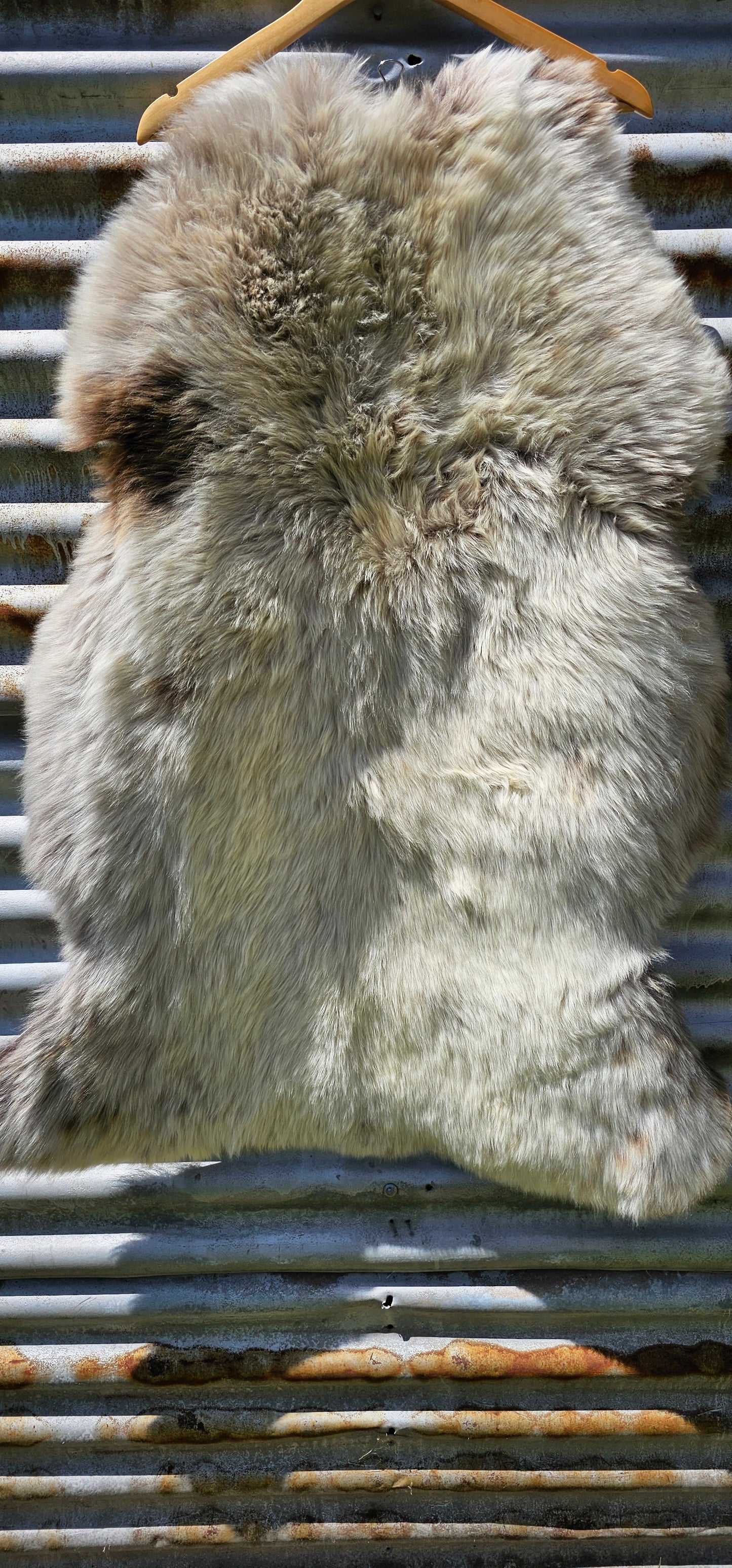 New Zealand Natural Long Wool Sheepskin Rug / Large