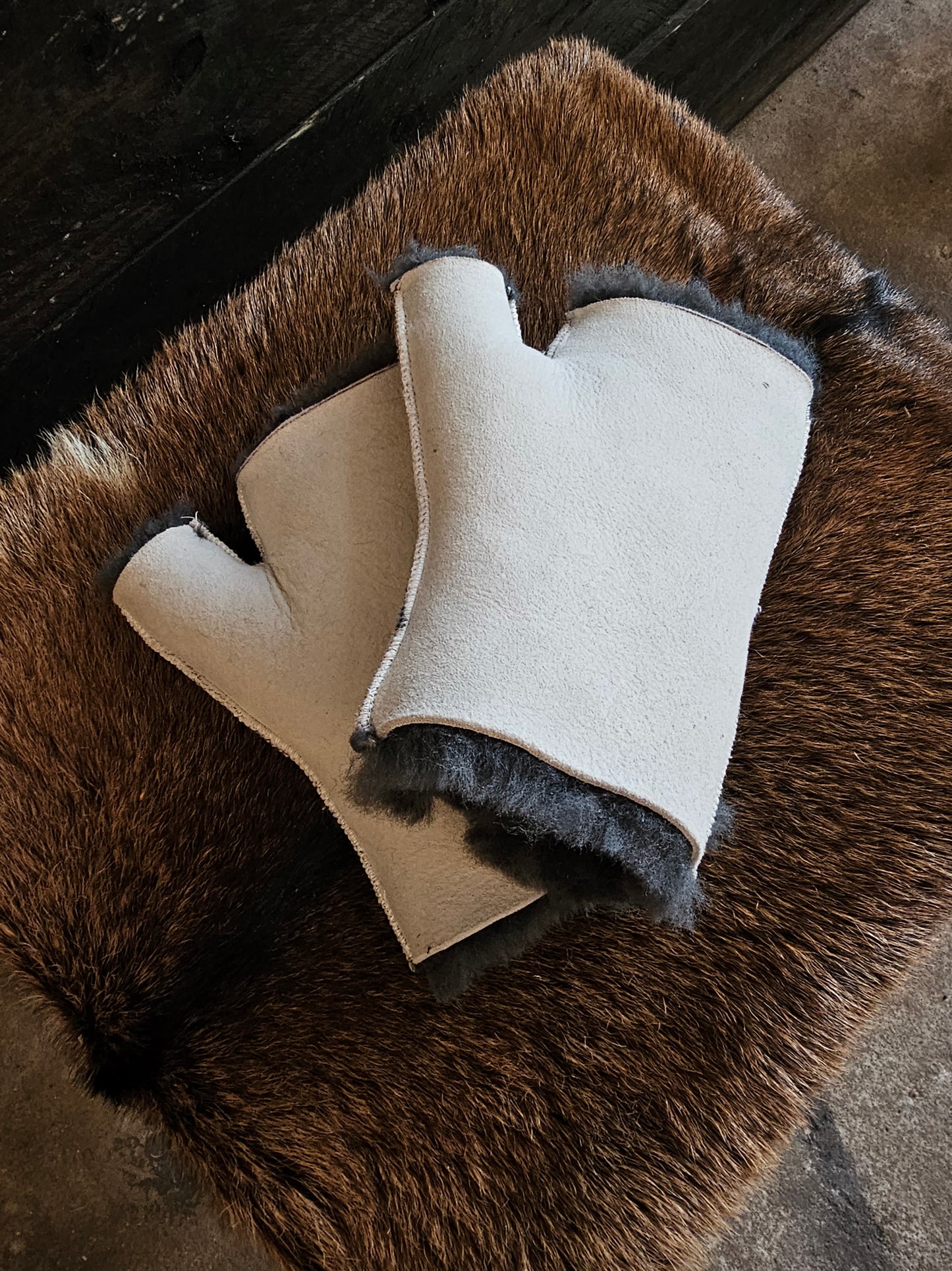 Fingerless Sheepskin Gloves / Charcoal