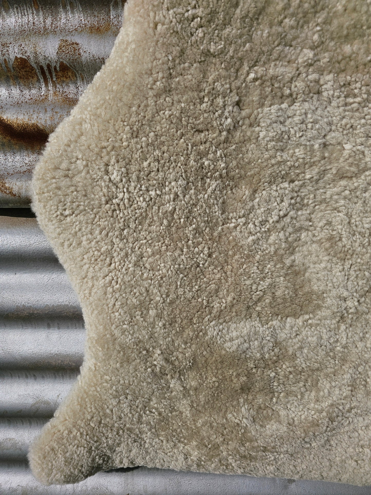 Curly Wool Sheepskin Rug / Eggshell